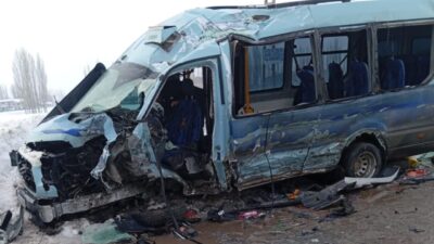 Hakkari’nin Yüksekova ilçesinde meydana gelen bir trafik kazasında belediye otobüsü