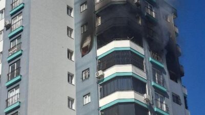 Adana’da bir apartmanın 10. katında meydana gelen yangın, büyük bir