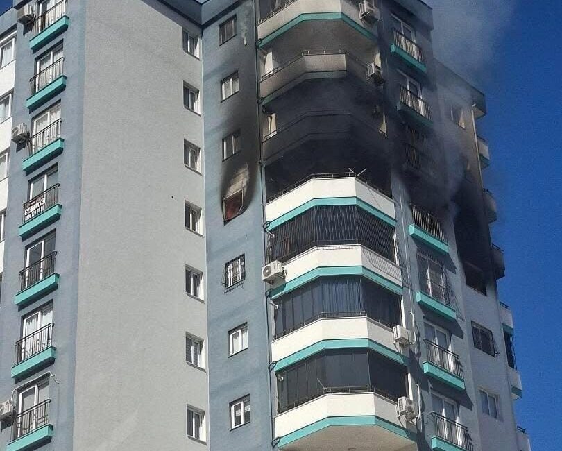 Adana’da bir apartmanın 10. katında meydana gelen yangın, büyük bir