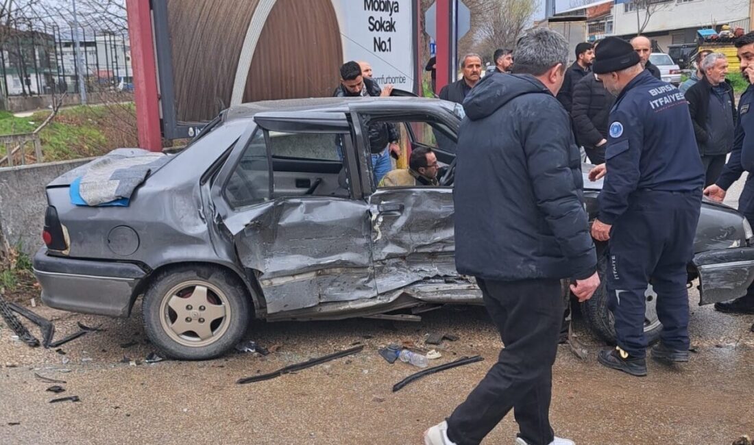 Bursa’nın İnegöl ilçesinde meydana gelen trafik kazasında, içerisinde 4’ü çocuk