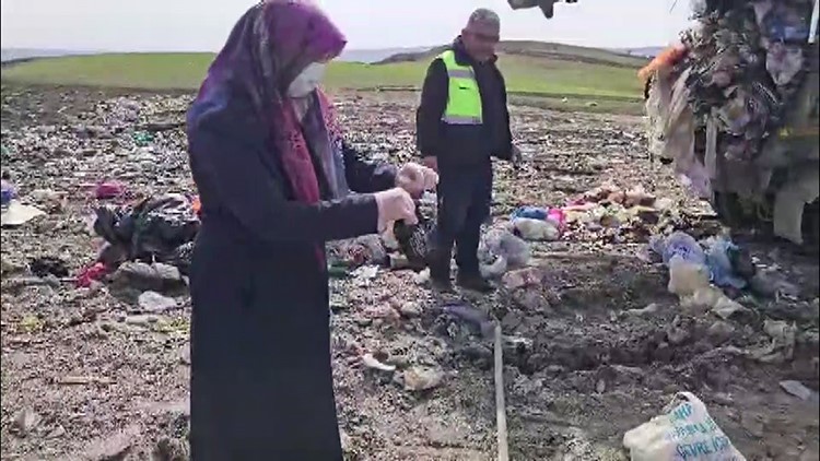 Yozgat’ın Sorgun ilçesinde altınlarını lahana poşetinde saklayan kadın, poşetin çöpe