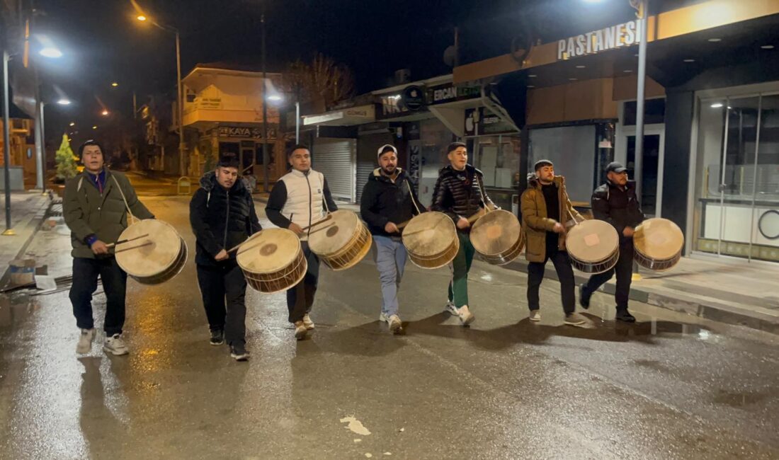Yozgat’ın Yerköy ilçesinde 7 kişilik davulcu ekibi, sahur vaktinde ilçeyi
