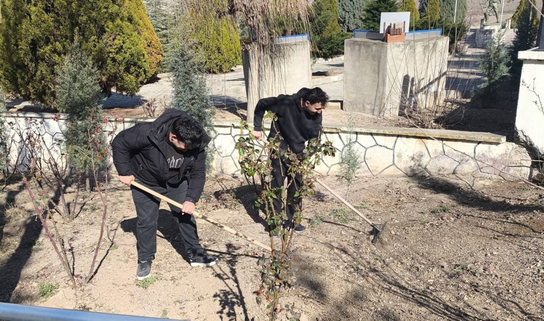 Yozgat’ın Yerköy ilçesinde bulunan şehitlikte, 18 Mart Çanakkale Zaferi ve