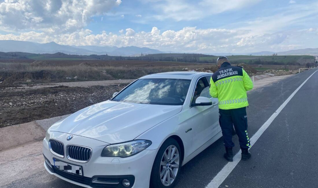 Yozgat İl Jandarma Komutanlığı ekipleri, trafik güvenliğini sağlamak ve kaza