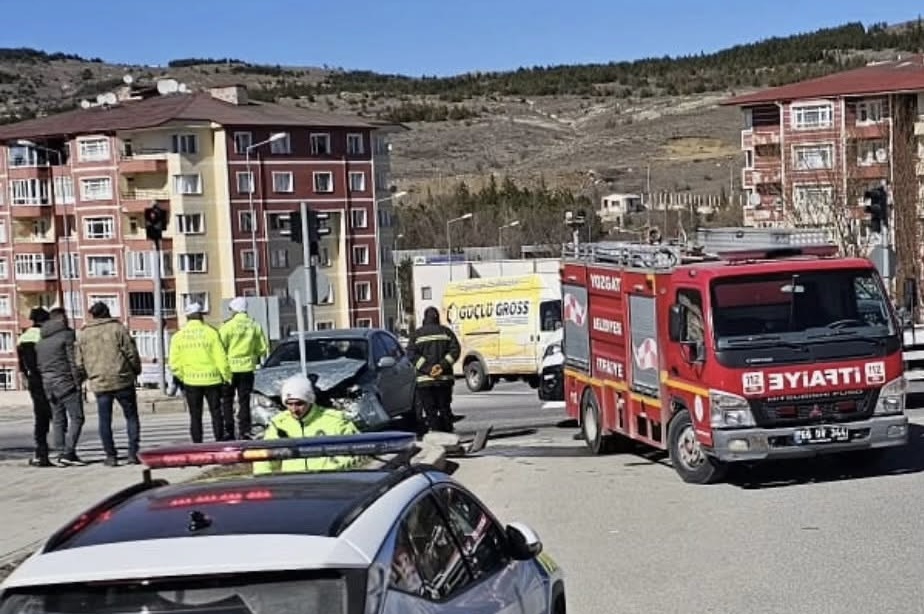 Yozgat’ta iki aracın çarpışması sonucu maddi hasarlı trafik kazası meydana