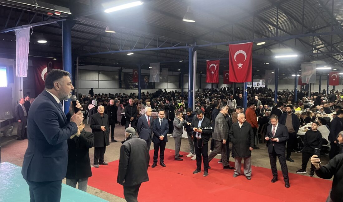 Yozgat’ın Yerköy ilçesinde düzenlenen geleneksel iftar programında vatandaşlar aynı sofrada