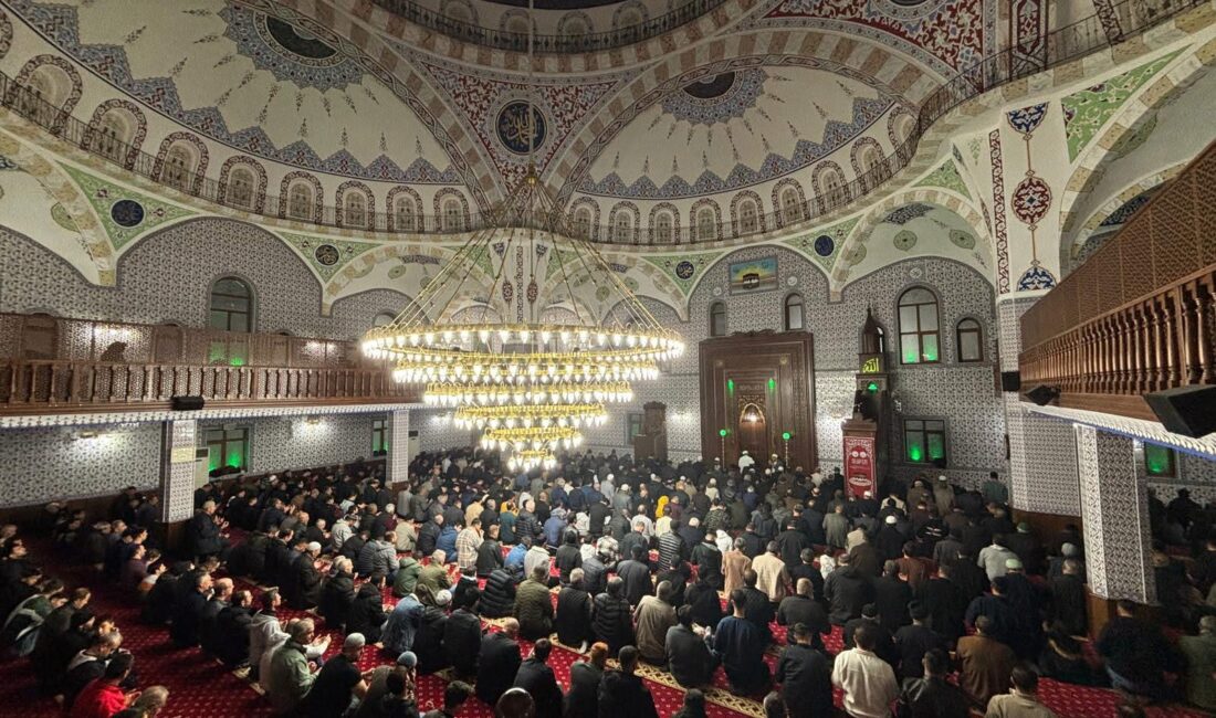 Yozgat’ın Yerköy ilçesinde Kadir Gecesi, Molla Hüsrev Camii’nde düzenlenen özel