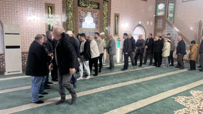 Ramazan Bayramı’nın ilk sabahında vatandaşlar erken saatlerde camilere akın etti.