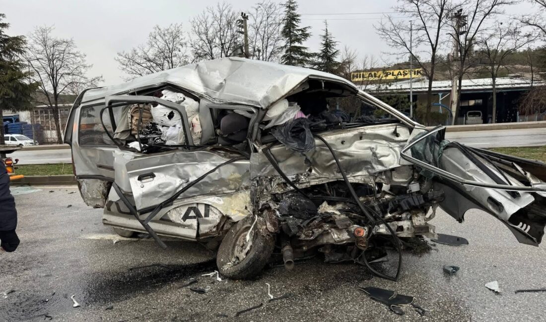 Çorum’un Sungurlu ilçesinde yolcu otobüsü ile minibüsün çarpışması sonucu meydana
