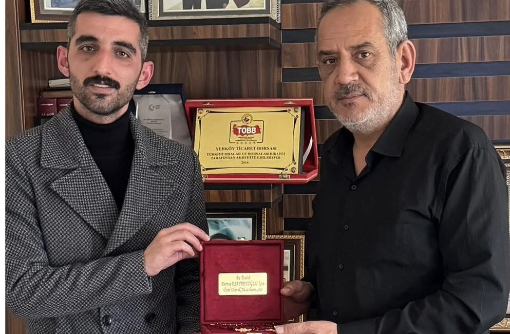 Yerköy’de emlakçı Muhammet Karagöz, Yerköy Ticaret Borsası Başkanı Derviş Esatbeyoğlu’na