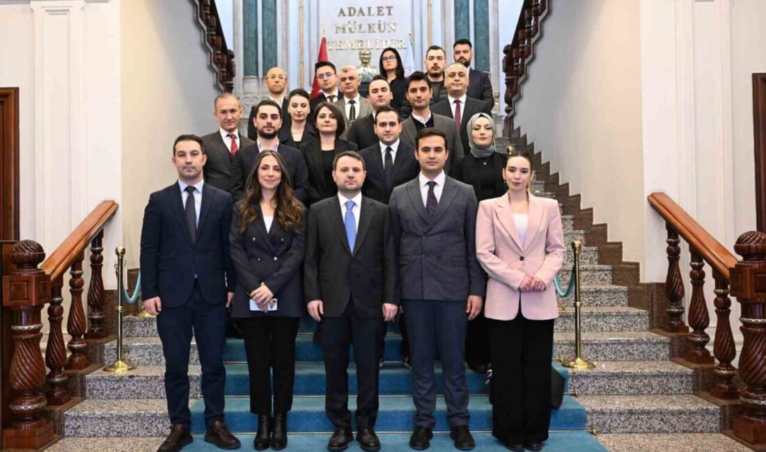 Adalet Bakanı Akın Gürlek, bakanlık ofisinde yargı muhabirleriyle bayramlaştı. Bayramlaşma