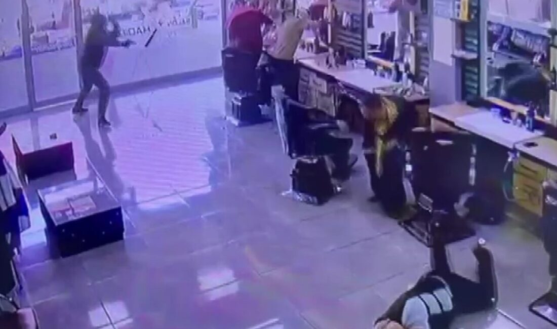 Adana’da, gerçek kimliği belirsiz bir kişi, yüzünü kapüşonla gizleyerek bir