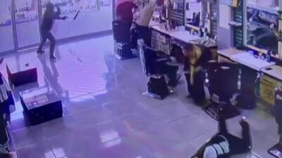 Adana’da, gerçek kimliği belirsiz bir kişi, yüzünü kapüşonla gizleyerek bir
