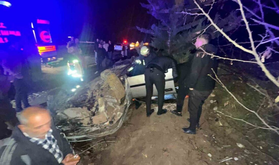 Adıyaman’ın Kahta ilçesinde meydana gelen trafik kazasında otomobilin şarampole yuvarlanması