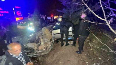 Adıyaman’ın Kahta ilçesinde meydana gelen trafik kazasında otomobilin şarampole yuvarlanması