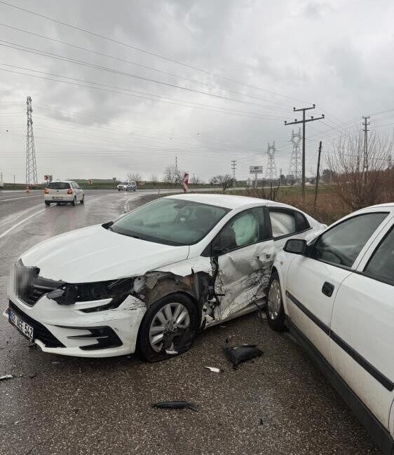 Adıyaman-Gölbaşı karayolunda Börgenek rampasında gerçekleşen zincirleme trafik kazası, güvenlik kamerası