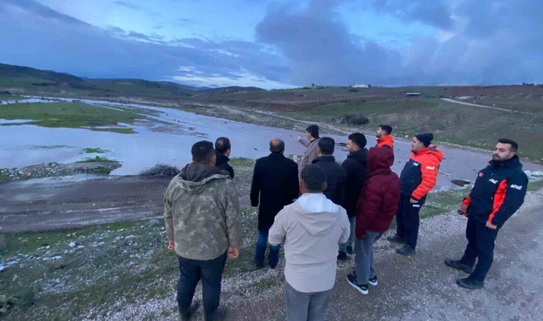 Kilis’in Musabeyli ilçesinde, Afrin Çayı’ndan traktörle geçmeye çalışan bir kişi,