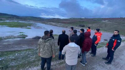 Kilis’in Musabeyli ilçesinde, Afrin Çayı’ndan traktörle geçmeye çalışan bir kişi,