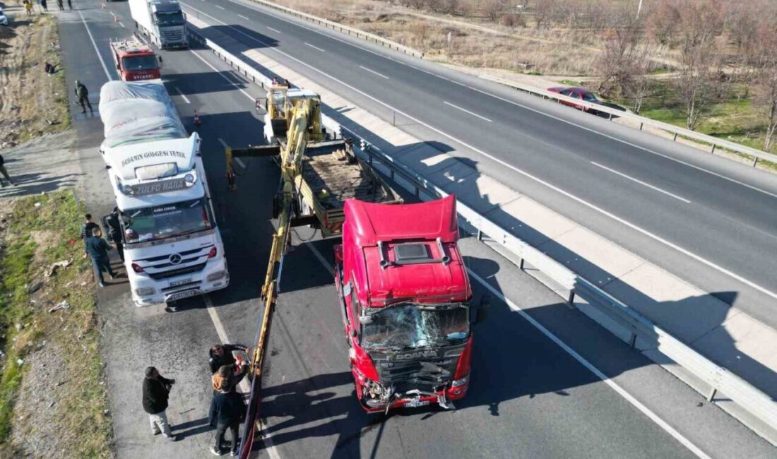 Afyonkarahisar’da meydana gelen trafik kazasında, bir tırın yolcu minibüsüne arkadan