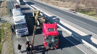 Afyonkarahisar’da meydana gelen trafik kazasında, bir tırın yolcu minibüsüne arkadan