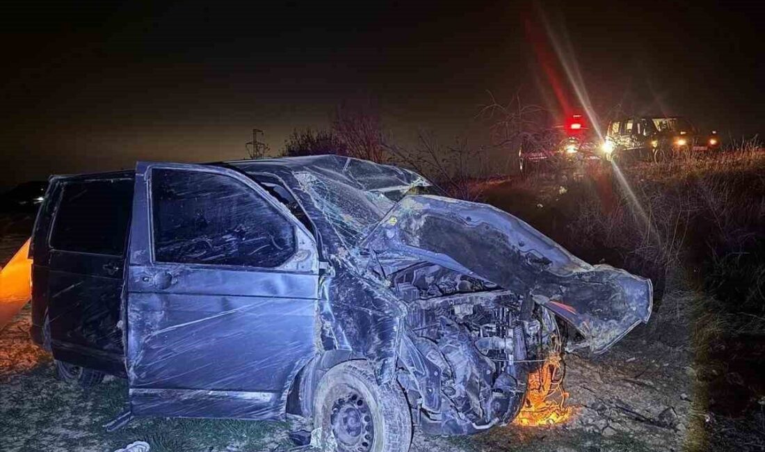 Afyonkarahisar’da meydana gelen trafik kazasında kamyonetin kontrolünden çıkarak yol kenarındaki