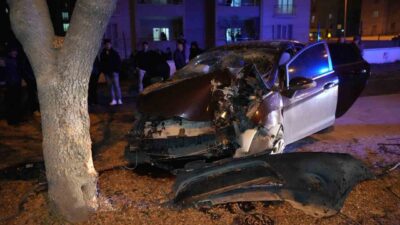 Kırıkkale’de yaşanan trafik kazasında, kontrolü kaybedilen bir otomobilin ağaca çarpması