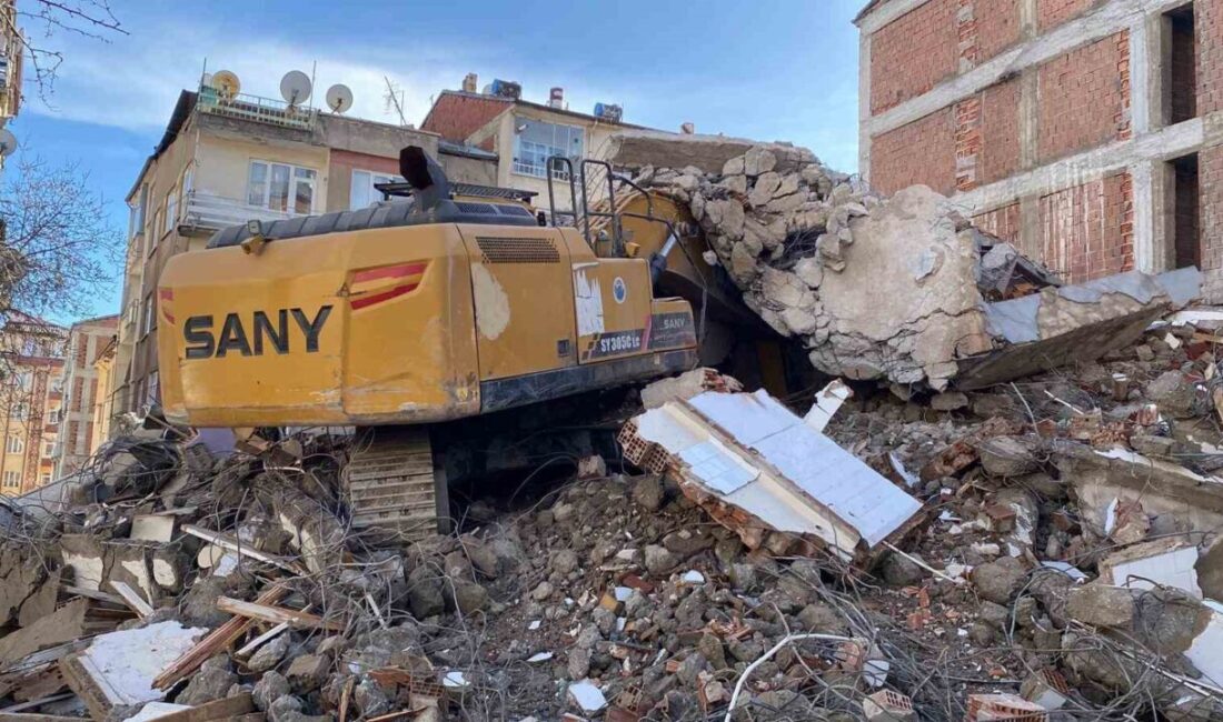 Elazığ’da 6 Şubat 2023’teki depremlerde ağır hasar gören bir bina,