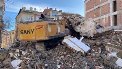 Elazığ’da 6 Şubat 2023’teki depremlerde ağır hasar gören bir bina,