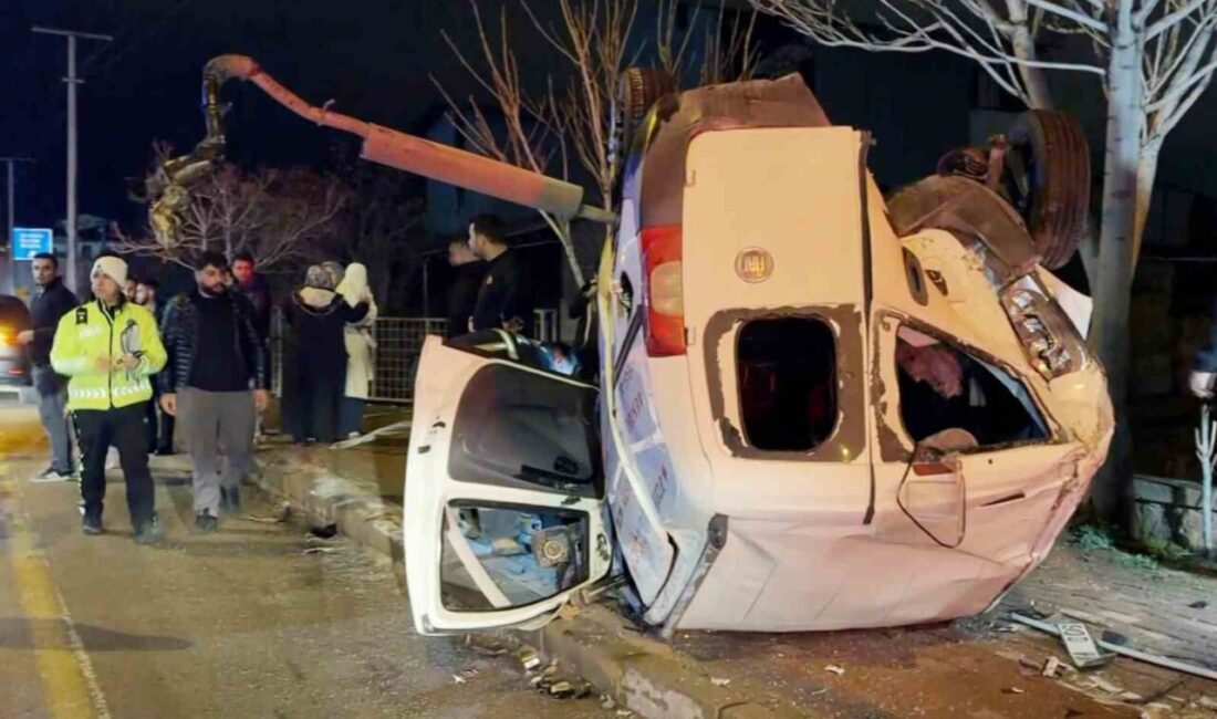 Aksaray’da, sürücüsü direksiyon hakimiyetini kaybeden bir hafif ticari araç refüje