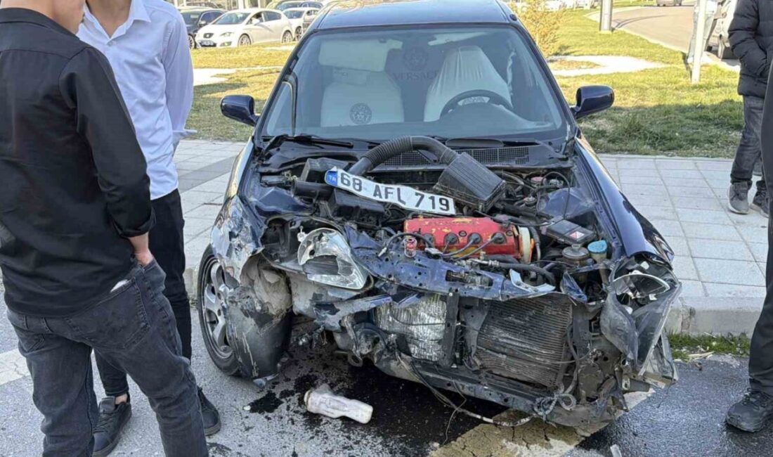 Aksaray ilinde meydana gelen bir trafik kazasında, iki aracın kavşakta