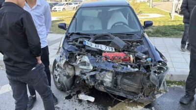 Aksaray ilinde meydana gelen bir trafik kazasında, iki aracın kavşakta