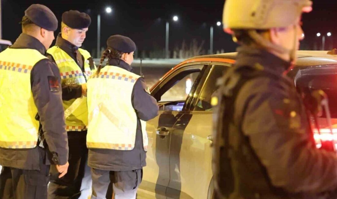 Aksaray’da jandarma ekipleri, kara yollarında denetimler gerçekleştirerek araç ve şahısları