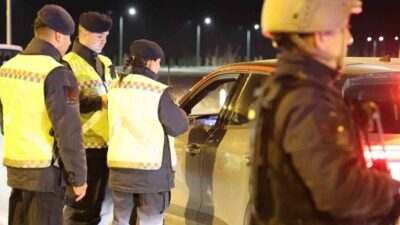 Aksaray’da jandarma ekipleri, kara yollarında denetimler gerçekleştirerek araç ve şahısları