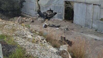 Alanya ilçesinde meydana gelen trafik kazasında bir otomobilin muz serasına