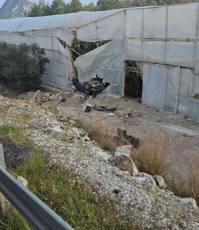 Alanya ilçesinde meydana gelen trafik kazasında bir otomobilin muz serasına