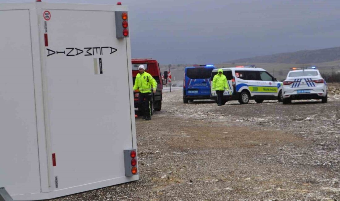 Isparta-Konya D300 karayolunda meydana gelen trafik kazasında karavan ile otomobil
