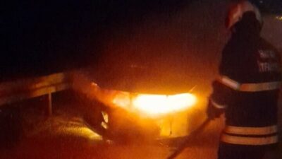 Hatay’da seyir halindeyken alevlerin sardığı bir araçta çıkan yangın başarıyla