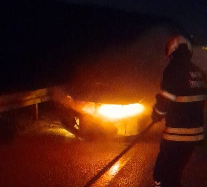 Hatay’da seyir halindeyken alevlerin sardığı bir araçta çıkan yangın başarıyla