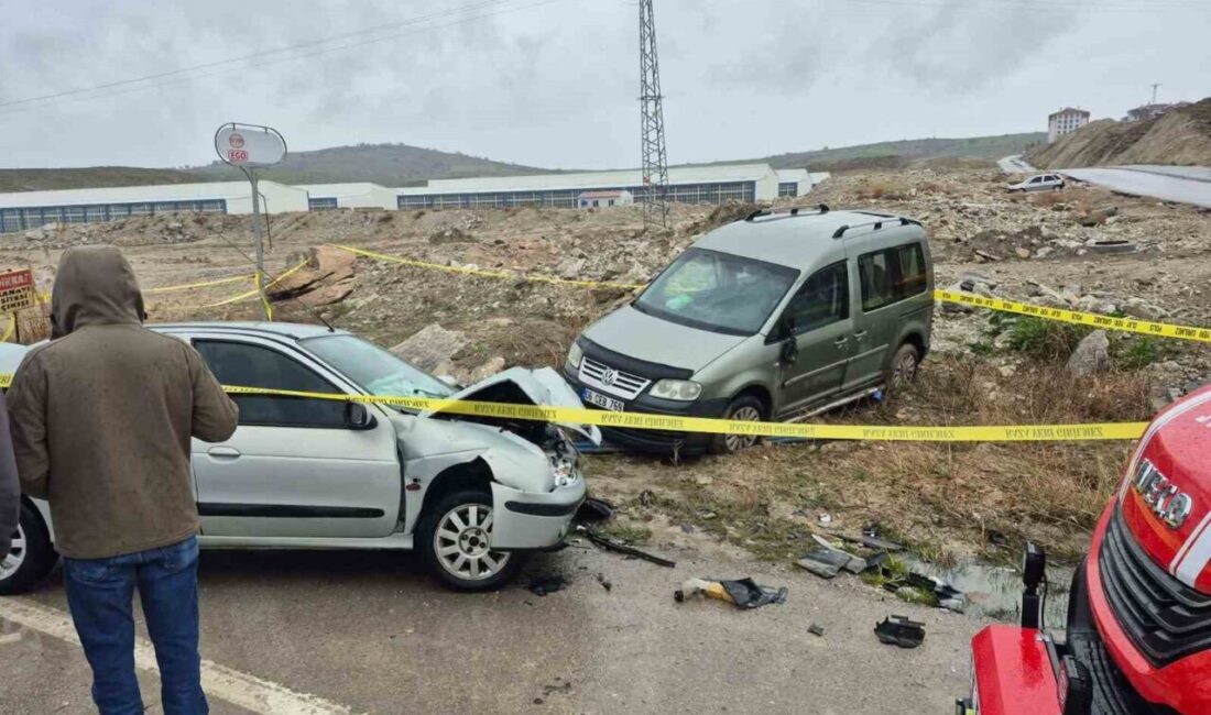 Ankara’nın Beypazarı ilçesinde, yağmur nedeniyle kayganlaşan yolda meydana gelen trafik