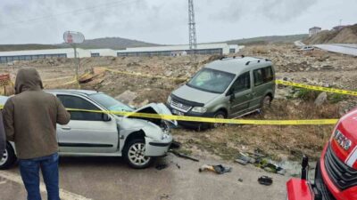 Ankara’nın Beypazarı ilçesinde, yağmur nedeniyle kayganlaşan yolda meydana gelen trafik