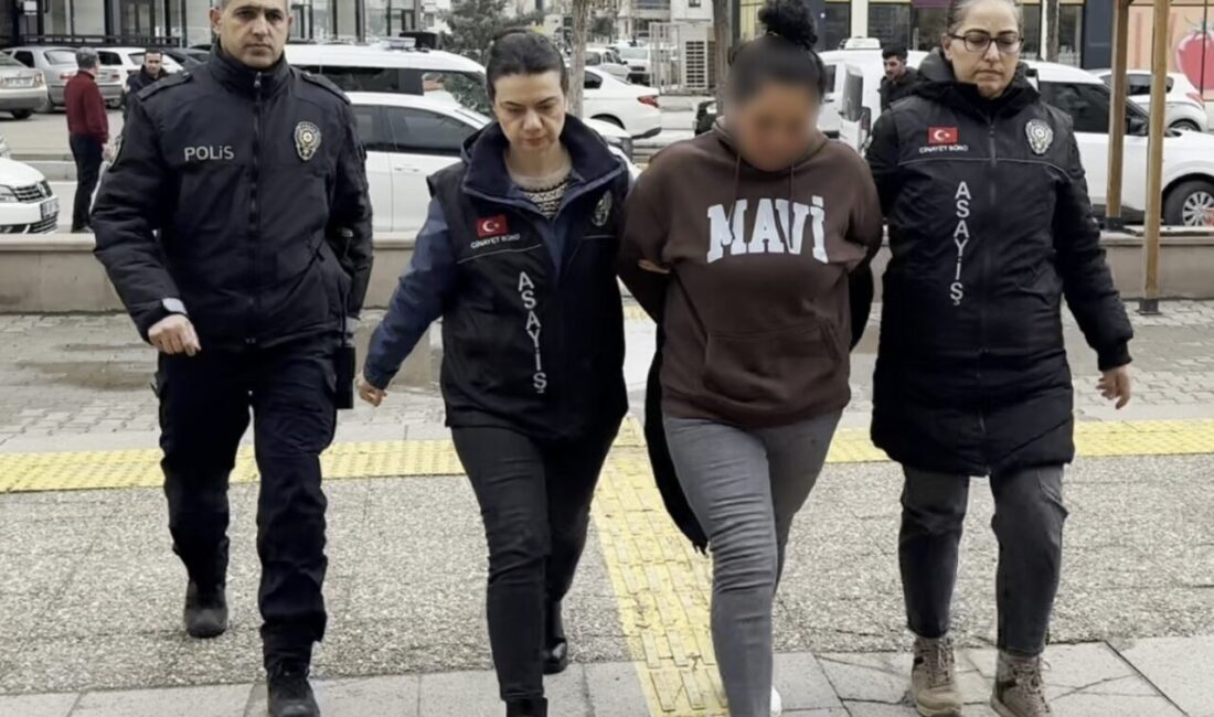 Aksaray’da meydana gelen olayda bir genç, annesini sevgilisiyle birlikte yakalayınca