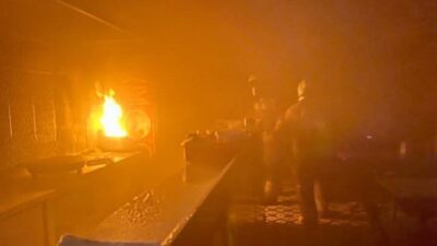 Hatay’ın Antakya ilçesinde, Akasya Mahallesi’nde bir iş yerinde çıkan yangın,