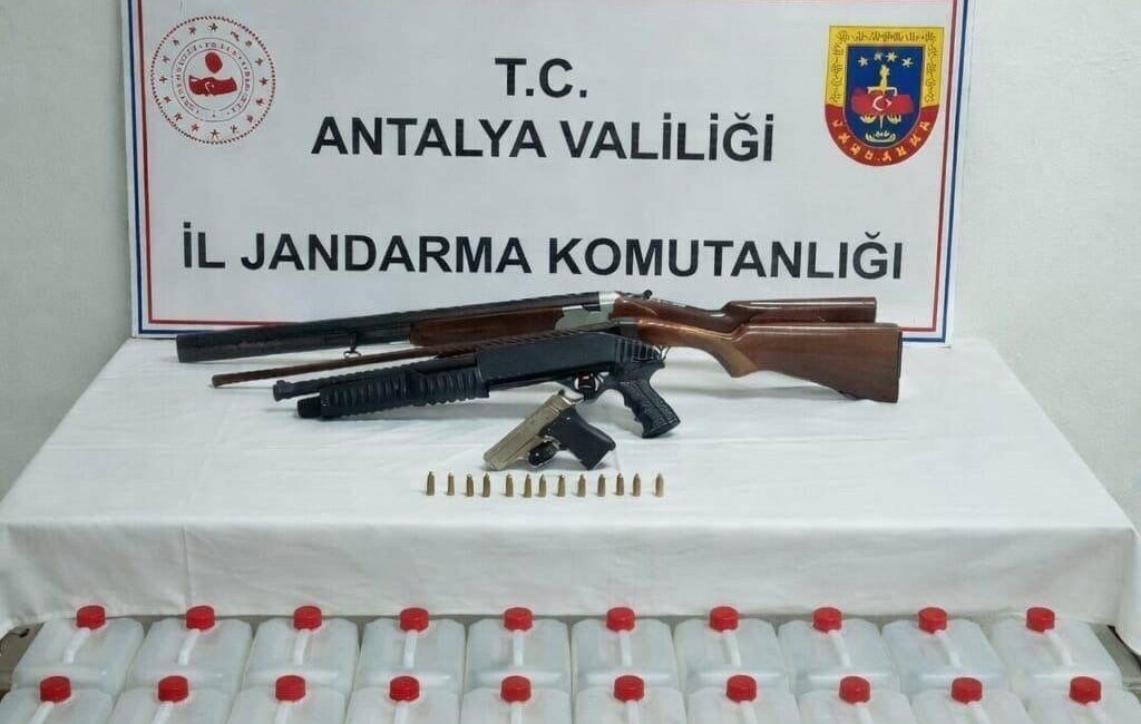Antalya’nın Döşemealtı ilçesinde jandarma ekipleri, bir iş yerinde gerçekleştirdikleri aramada