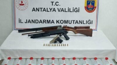 Antalya’nın Döşemealtı ilçesinde jandarma ekipleri, bir iş yerinde gerçekleştirdikleri aramada