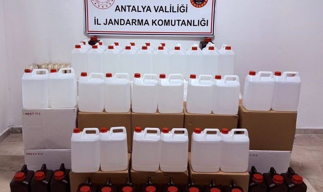 Antalya’nın Konyaaltı ilçesinde jandarma tarafından düzenlenen operasyonda 500 litre kaçak