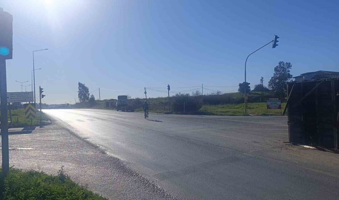 Manavgat ilçesinde yaşanan olayda, muz yüklü bir kamyonun kasası kavşakta