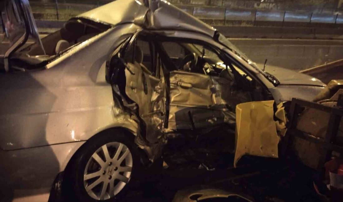 Ataşehir D-100 Karayolu’nda kontrolden çıkan bir aracın bariyerlere çarpması sonucu