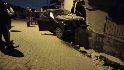İstanbul Ataşehir ilçesinde gece saatlerinde yaşanan olayda, 34 YEY 88