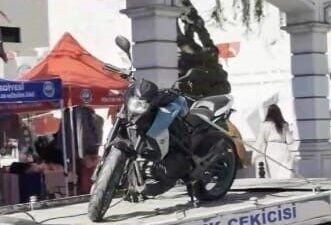 Avcılar’da polis kontrol noktasında durdurulan bir motosiklet sürücüsüne sahte plaka