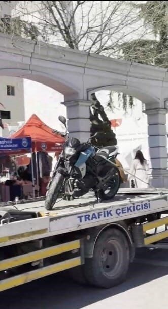 Avcılar’da polis kontrol noktasında durdurulan bir motosiklet sürücüsüne sahte plaka
